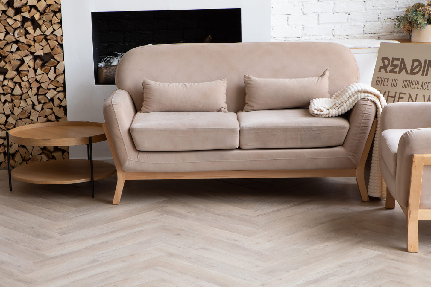 Кварцвиниловый SPC ламинат Vinilam Vinilpol Herringbone Паркет Палладио 9944 венгерская елка 762×127×7 фото в интерьере