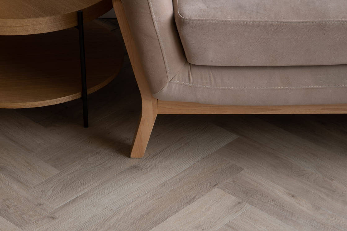 Кварцвиниловый SPC ламинат Vinilam Vinilpol Herringbone Паркет Палладио 9944 венгерская елка 762×127×7 фото в интерьере