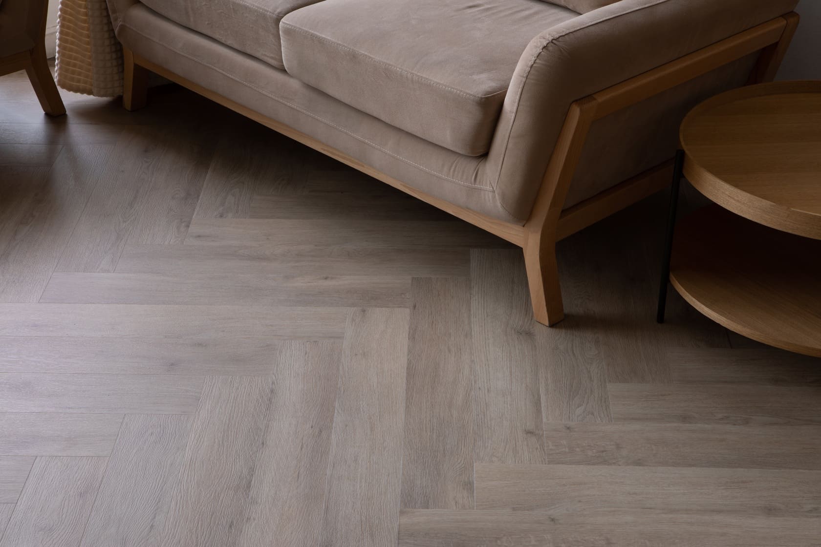 Кварцвиниловый SPC ламинат Vinilam Vinilpol Herringbone Паркет Палладио 9944 венгерская елка 762×127×7 фото в интерьере
