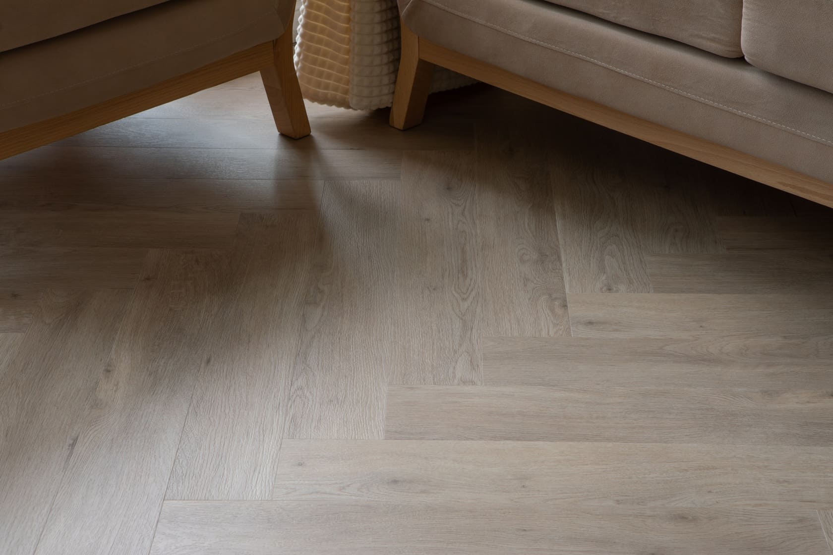 Кварцвиниловый SPC ламинат Vinilam Vinilpol Herringbone Паркет Палладио 9944 венгерская елка 762×127×7 фото в интерьере