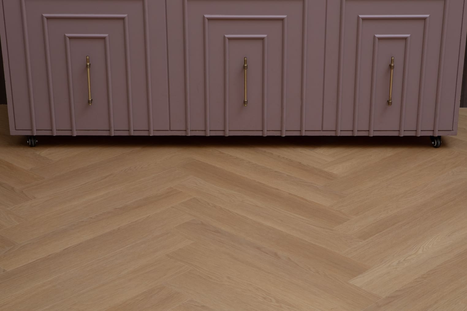 Кварцвиниловый SPC ламинат Vinilam Vinilpol Herringbone Паркет Васко да Гама 9922 венгерская елка 762×127×7 фото в интерьере