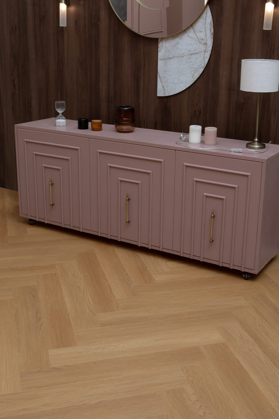 Кварцвиниловый SPC ламинат Vinilam Vinilpol Herringbone Паркет Васко да Гама 9922 венгерская елка 762×127×7 фото в интерьере