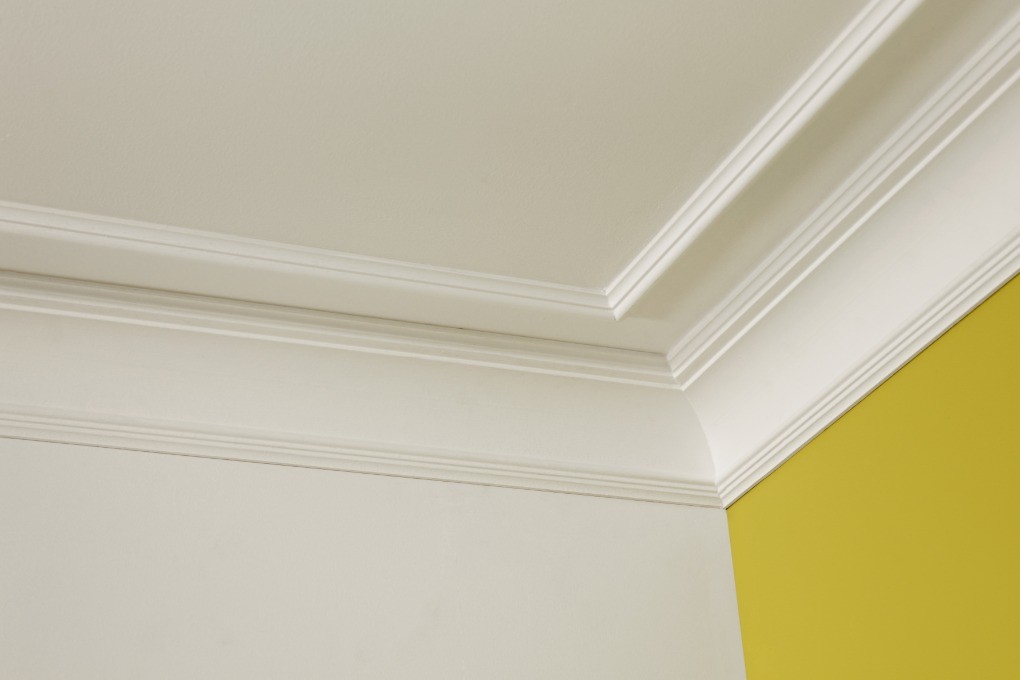 Потолочный плинтус под покраску Orac Decor Durofoam CB512N 2000×100×95 фото в интерьере