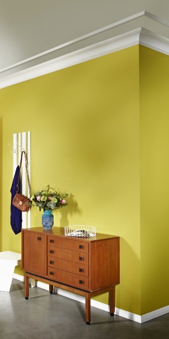 Потолочный плинтус под покраску Orac Decor Durofoam CB512N 2000×100×95 фото в интерьере