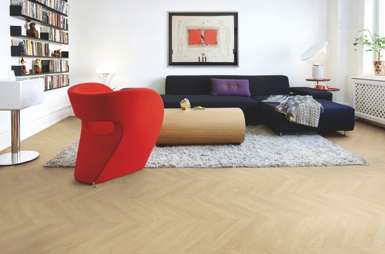 Ламинат Pergo Chevron 12 pro Дуб шведский золотистый L1254-04163 французская елка 1200×396×12 фото в интерьере