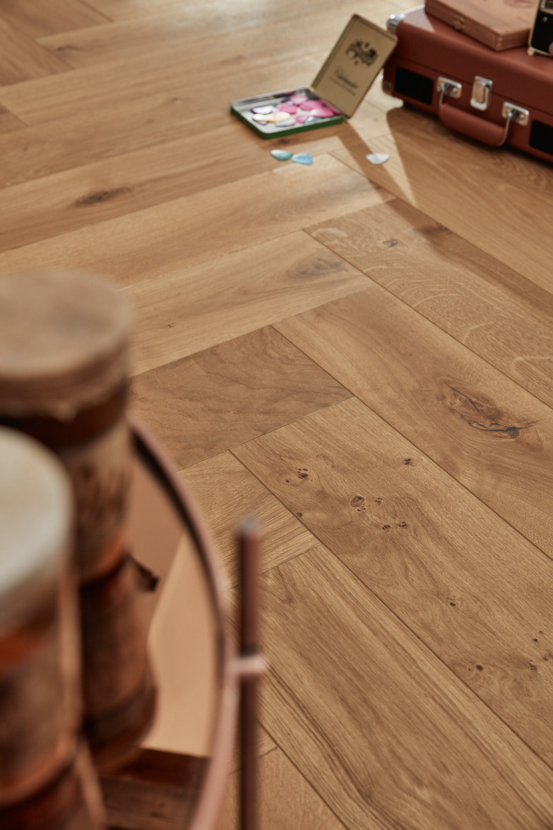 Паркетная доска Meister PS 500 Residence Дуб витал Легкое морение 8811 елка 710×142×13 фото в интерьере Паркетная доска Meister PS 500 Residence Дуб витал Легкое морение 8811 елка 710×142×13 фото в интерьере