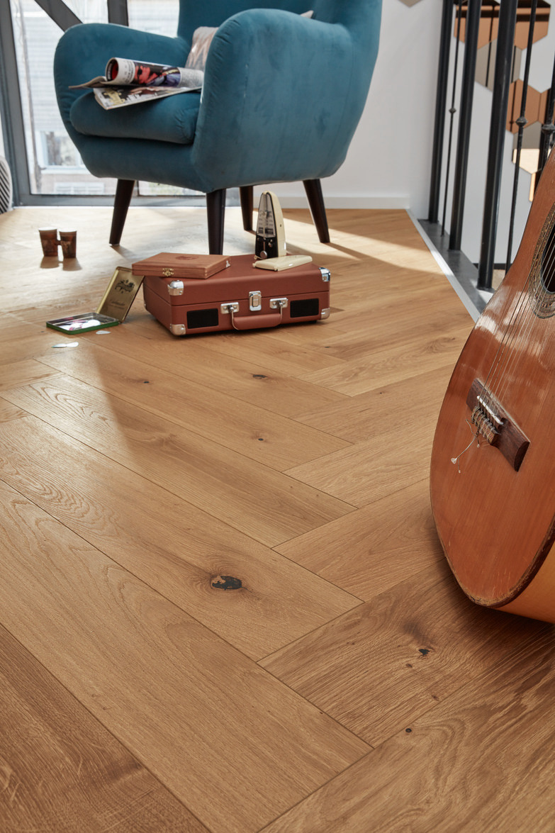 Паркетная доска Meister PS 500 Residence Дуб витал Легкое морение 8811 елка 710×142×13 фото в интерьере Паркетная доска Meister PS 500 Residence Дуб витал Легкое морение 8811 елка 710×142×13 фото в интерьере