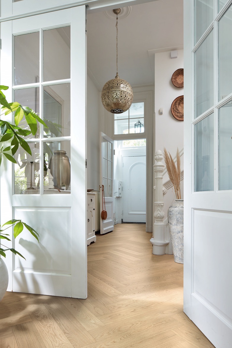 Паркетная доска Meister PS 500 Residence Дуб гармония Простой лак 8817 елка 710×142×13 фото в интерьере Паркетная доска Meister PS 500 Residence Дуб гармония Простой лак 8817 елка 710×142×13 фото в интерьере