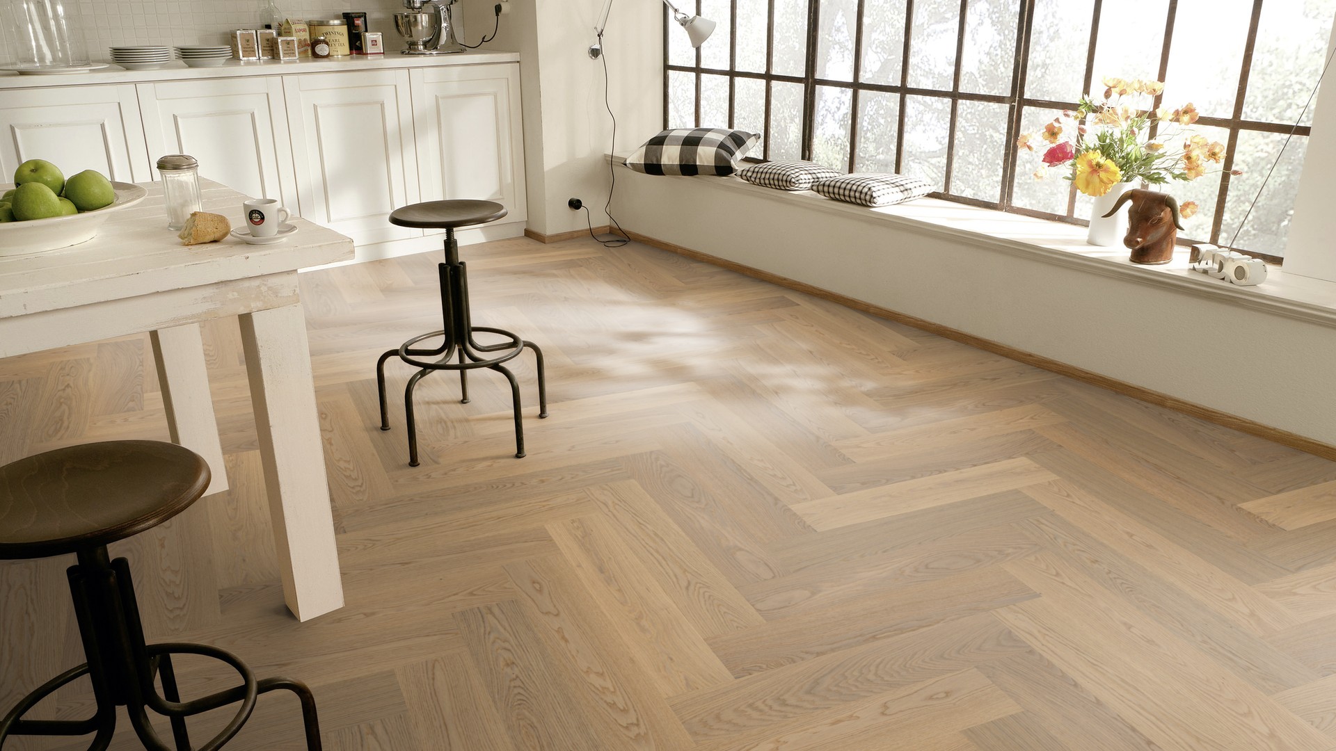 Паркетная доска Meister PS 500 Residence Дуб гармония Простой лак 8817 елка 710×142×13 фото в интерьере Паркетная доска Meister PS 500 Residence Дуб гармония Простой лак 8817 елка 710×142×13 фото в интерьере