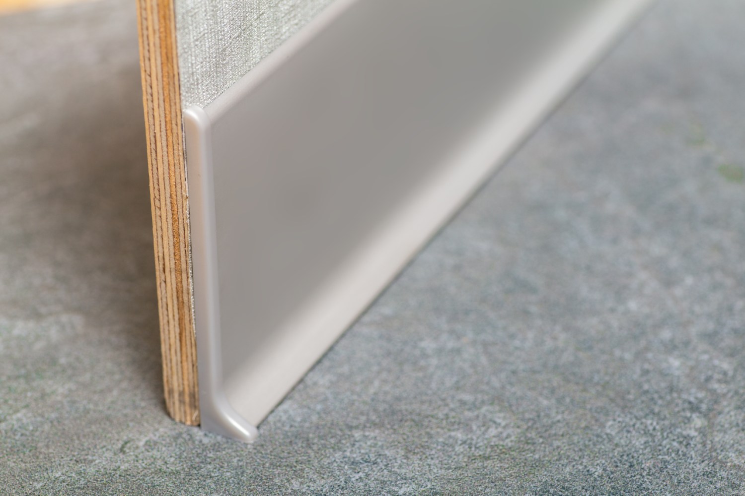 Алюминиевый уголок на столешницу вместо плинтуса