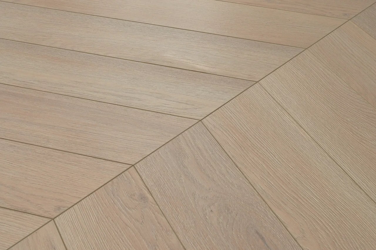Ламинат CBM Chevron Дуб Орже 605 французская елка 679×147×12